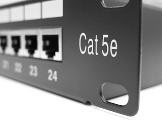 Netrack patch panel 19'' 24 porty cat. 5e FTP LSA