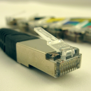 Netrack patch kabel RJ45, s litou ochranou, Cat 5e FTP, 0.5m ÄernÃ½